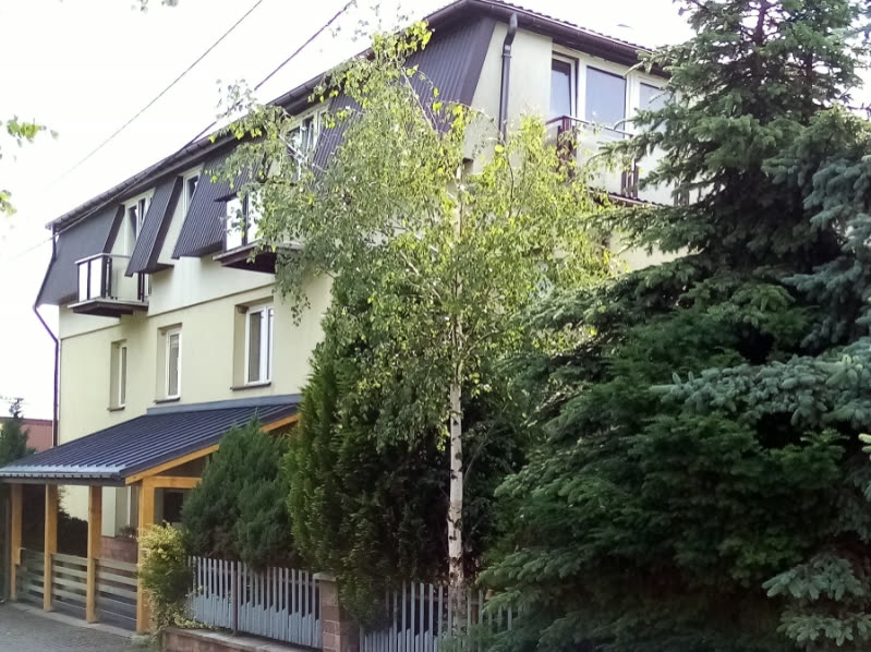 Budynek obiektu Noclegi Spoko w Mąchocicach Kapitulnych