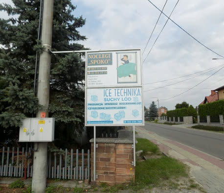 Szyld obiektu Noclegi Spoko przy drodze
