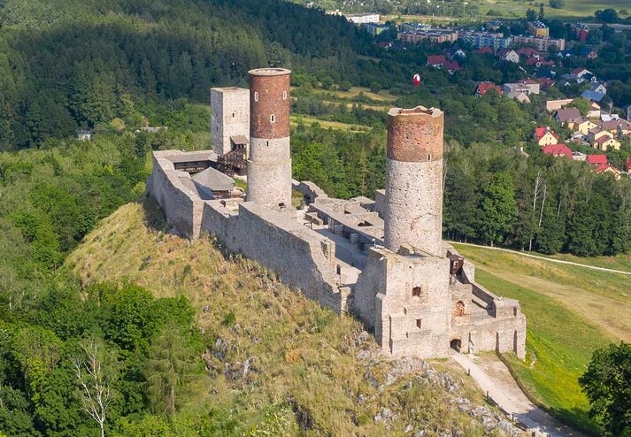 Ruiny Zamku Królewskiego w Chęcinach z lotu ptaka